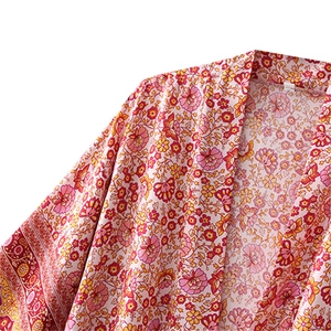 Vista dettagliata della stampa floreale e del tessuto leggero del cardigan kimono boho