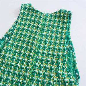 Dettaglio scollo abito in tweed con trama verde bianco giallo e cerniera invisibile