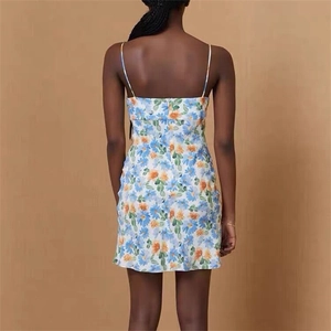 Vue de dos d'une robe d'été fleurie bleue avec de fines bretelles et décolleté droit