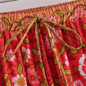 Gonna lunga bohémien rossa a fiori con vita elastica e coulisse con nappine eleganti