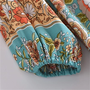Détail du poignet élastique avec imprimé floral bohème et manche lanterne sur la robe