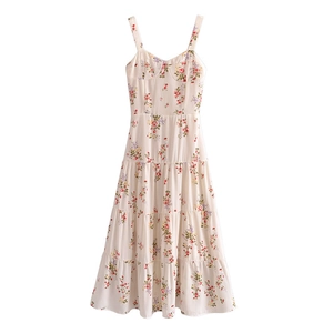 Robe d'été vintage à fleurs blanches à volants avec fines bretelles et taille haute