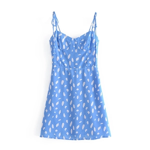 Mini robe d'été bleu clair à fleurs avec fines bretelles et coupe trapèze flatteuse