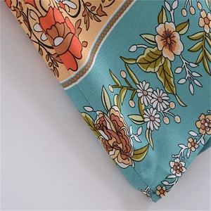 Gros plan sur un tissu imprimé fleuri bohème avec des motifs marguerites bleus