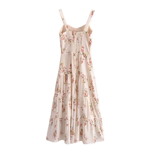 Robe d'été vintage à fleurs avec dos smocké et jupe à plusieurs niveaux en blanc crème