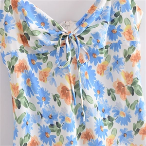 Robe à fleurs style français avec col en V et petit nœud délicat à l'avant