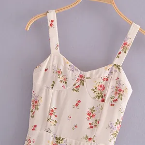Robe d'été vintage à fleurs avec fines bretelles et bustier structuré sur un cintre