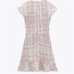 Robe courte en tweed rose et blanc à manches courtes avec taille haute vue de dos