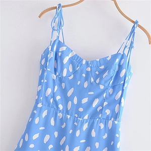 Robe d'été vintage bleu clair à imprimé floral avec bretelles et taille ajustée