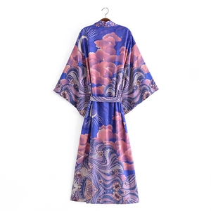 Robe kimono longue à fleurs, taille haute avec ceinture, motifs nuages bleus et roses