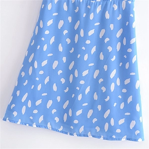 Robe courte fleurie rétro française bleu clair avec coupe cintrée et lien à la taille
