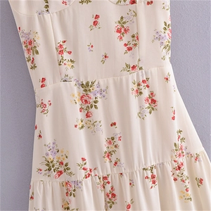 Robe vintage française à fleurs avec bustier ajusté et jupe à volants superposés