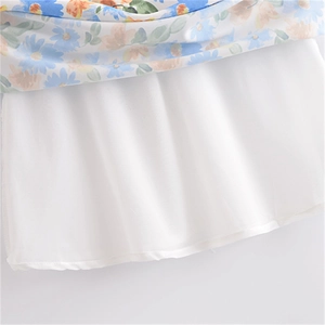 Détail d'une robe longue à fleurs avec doublure intérieure blanche et coutures fines