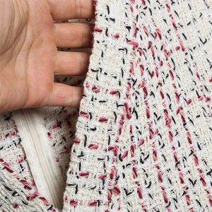 Détail macro du tissu en tweed avec fermeture éclair invisible sur une robe en coton