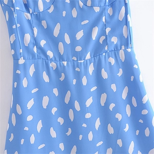 Détail de la robe fleurie bleu clair montrant la taille ajustée et la structure corset