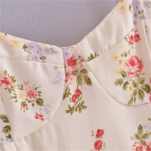 Détail du décolleté de robe en mousseline fleurie avec roses roses et coutures