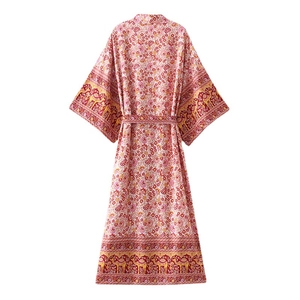 Maxi abito kimono bohémien in cotone a fiori con maniche lunghe e cintura con nappe