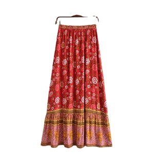 Gonna lunga bohémien rossa a fiori con cordoncino a nappe e stampa etnica di elefanti