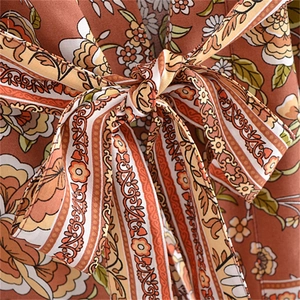 Abito a kimono bohémien con stampa floreale rosso vintage e dettaglio cintura in vita