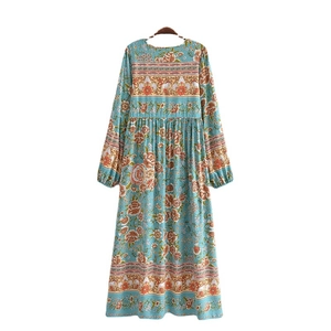Robe longue bohème à manches longues, imprimé floral bleu et orange avec pompons au cou