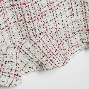 Robe courte à col en V en tweed texturé rose et blanc avec un motif tissé élégant