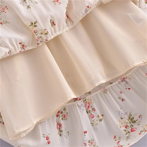 Détail macro du tissu floral avec doublure intérieure et finitions soignées de la robe