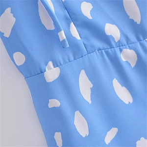 Gros plan détaillé du tissu bleu ciel avec imprimé floral blanc et coutures de précision