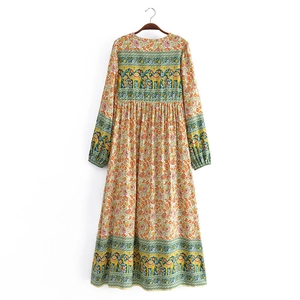 Robe longue bohème à fleurs avec motifs chameaux et manches longues sur fond blanc