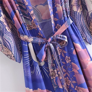 Robe maxi kimono bohème à imprimé floral et céleste avec ceinture nouée à la taille