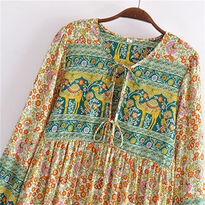 Robe mini bohème ample à manches longues avec imprimé floral chameau et glands v-neck