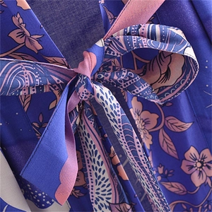Détail de la ceinture à nouer sur robe kimono longue à imprimé floral paisley bleu