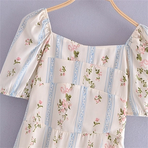 Robe fleurie à manches bouffantes, rayures et col carré en finition blanc crème