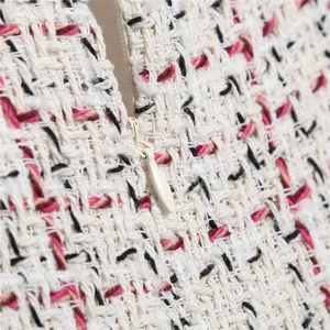Robe en tweed à col V rose et blanc avec fermeture éclair invisible et manches courtes