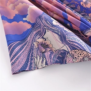 Détail d'imprimé vintage sur tissu en rayonne avec motifs de femme et fleurs colorées