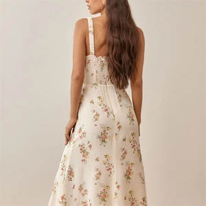 Détails du dos élastique smocké et bretelles froncées sur robe à fleurs