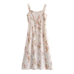 Robe d'été fleurie vintage française avec col carré et boutons décoratifs élégants