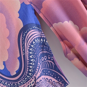 Gros plan du motif paisley et des nuages sur tissu en rayonne avec couture nette