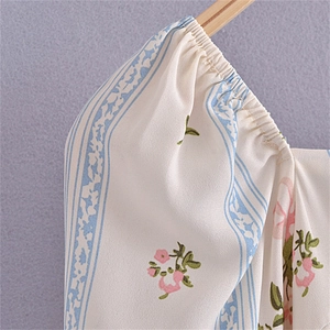 Détails de robe fleurie avec encolure élastique et texture de manches bouffantes