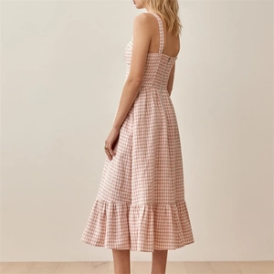 Détail de la robe vichy rose et blanche montrant le tissu texturé et le zip invisible au dos
