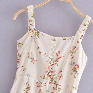 Robe fleurie rétro française avec col carré et boutons décoratifs en coupe ajustée