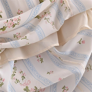 Robe fleurie française avec col carré et manches bouffantes à rayures de dentelle bleue