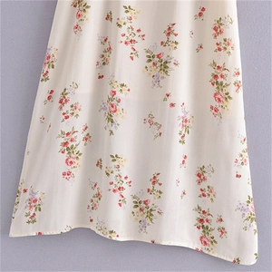 Robe vintage française à col carré avec imprimé floral rouge sur tissu crème