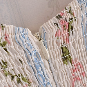 Détail de la texture élastique froncée et fermeture éclair cachée sur robe à fleurs