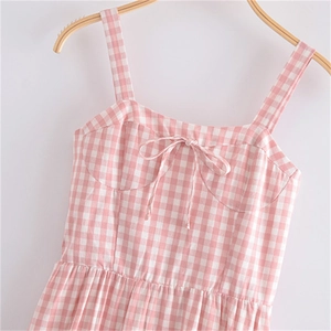 Robe d'été vintage française à carreaux roses avec nœuds et fines bretelles sur cintre