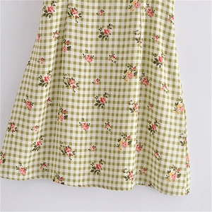 Dettaglio del tessuto Vichy verde con delicata stampa floreale in stile rustico francese
