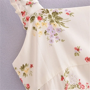 Gros plan sur la robe florale vintage à col carré, texture délicate du tissu et boutons