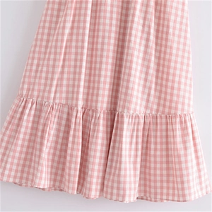Robe vichy vintage française avec bretelles à nœuds et ourlet à volants rose et blanc