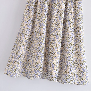 Robe rétro à fleurs française avec motifs bleus et violets sur fond blanc doux