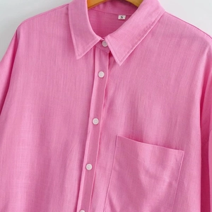 Damenhemd in leuchtendem Pink mit langen Ärmeln, Brusttasche und weißen Knöpfen