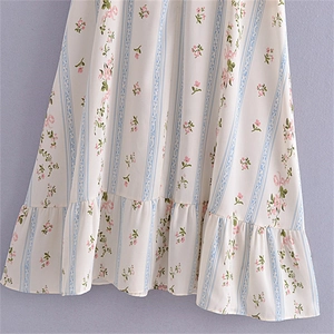 Vue détaillée de l'ourlet floral avec rayures en dentelle et volant sur la robe en mousseline